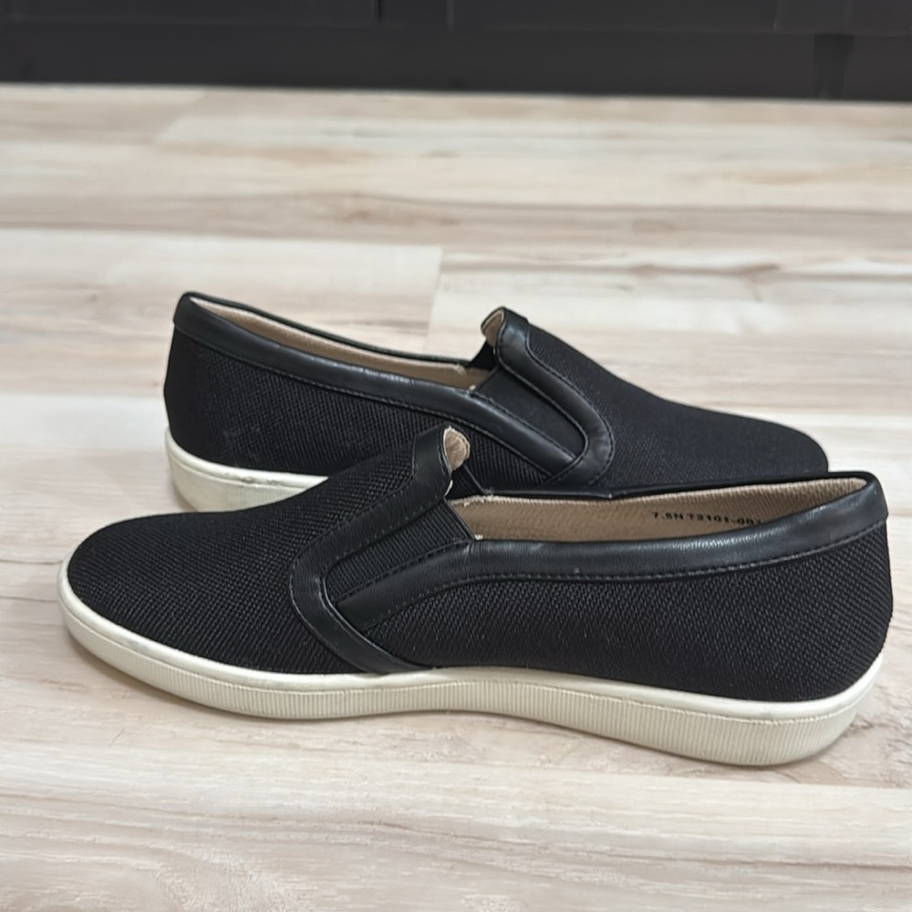 Trotters Alright Slip On Sneakers Black Narrow Comfort Walking Shoes 7.5 - Picture 7 of 9